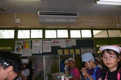 ２学期の始業から運転を開始した普通教室に設置したエアコン（２６日午後０時４０分ごろ、音更小学校）