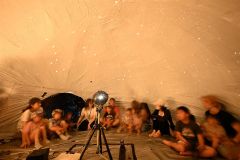 手作りドームに映し出されたプラネタリウムを楽しむ来場者(須貝拓也撮影)