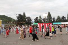 子ども盆踊りを楽しむ参加者