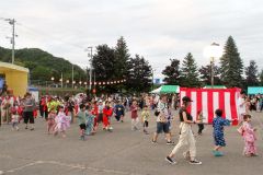 子ども盆踊りを楽しむ参加者