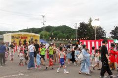 子ども盆踊りを楽しむ参加者