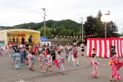 子ども盆踊りを楽しむ参加者