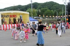 子ども盆踊りを楽しむ参加者