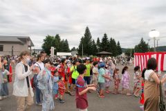 子ども盆踊りを楽しむ参加者