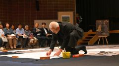 神田日勝を偲ぶ「馬耕忌」で書道パフォーマンスを披露する松岡さん