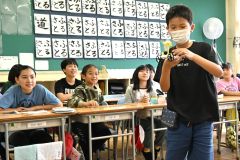 長い夏休みの思い出胸に　児童元気に登校　市内小学校で始業式