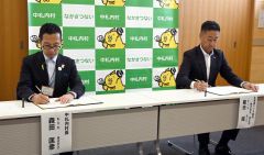 協定書にサインする（左から）森田村長と菊池店長