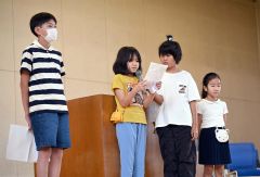 始業式で夏休みの思い出などを発表する児童(27日午前9時50分ごろ、帯広緑丘小学校で。須貝拓也撮影)