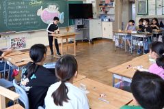 教室で夏休み自由研究の成果を発表する児童(27日午前10時50分ごろ、帯広緑丘小学校で。須貝拓也撮影)