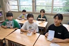 夏休み自由研究の成果を発表する児童(27日午前10時50分ごろ、帯広緑丘小学校で。須貝拓也撮影)