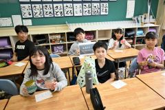 夏休み自由研究の成果を発表する児童(27日午前10時50分ごろ、帯広緑丘小学校で。須貝拓也撮影)