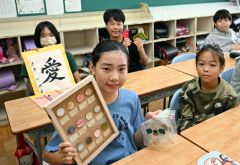 夏休み自由研究の成果を発表する児童(27日午前10時50分ごろ、帯広緑丘小学校で。須貝拓也撮影)