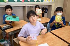 夏休み自由研究の成果を発表する児童(27日午前10時50分ごろ、帯広緑丘小学校で。須貝拓也撮影)
