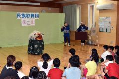 伝統芸能に親しむ子どもたち