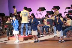 「紅白歌合戦」と題し合唱やダンスも披露した帯広北高校吹奏楽部員たち