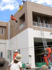 消防隊員が披露した降下訓練