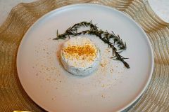 チーズ専用スパイスをかけた十勝カマンベール