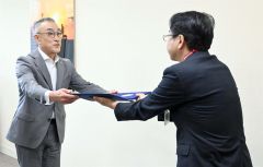 表彰状を受け取る川田工業の望木常務執行役員（左）