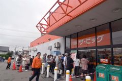 ２カ所ある入口はいずれも開店前から行列ができた