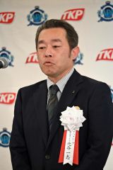 あいさつする元谷社長