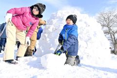 北大山岳部の学生らの指導を受け、イグルーづくりを体験した中札内村の子ども（２０２４年１月１４日、中札内文化創造センターで）