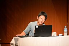 講演する飯田さん