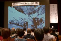 遭難事故の捜索で使った網場（アボ）について話す松田名誉教授