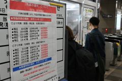 列車が運休し窓口で払い戻しを受ける乗客（３１日午前９時５０分ごろ、ＪＲ帯広駅で。須貝拓也撮影）
