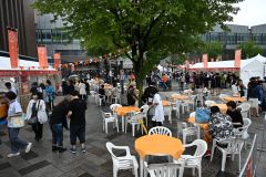 来場者でにぎわう駅北口広場（須貝拓也撮影）