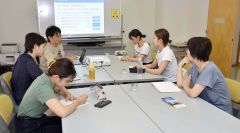 秋庭さん（左奥）の話に耳を傾ける立命館大学の学生ら