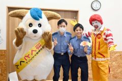 防犯教室で指導したドナルド（右）と帯広署員（右から２、３人目）、道警マスコットのほくとくん