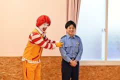 指導役を務めたドナルド（左）と帯広署生活安全課の山下達也巡査部長
