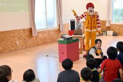 児童に意見を聞くドナルド