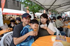 とかちマルシェ、雨でも十勝を味わう　１日まで帯広駅周辺で開催