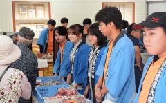 多くの町民でにぎわった農大生の野菜即売会