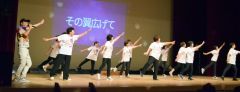 「ＣＯＣＯＲＯの翼」を披露する出演者。左は東さん