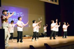 「ＣＯＣＯＲＯの翼」を披露する出演者。左は東さん