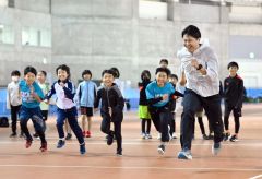 子どもたちとスタートダッシュで競争をする村上右磨選手(右)=金野和彦撮影