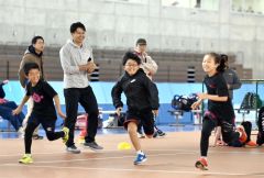 村上右磨選手(左から2人目)の合図で、スタートダッシュをする子どもたち(金野和彦撮影)
