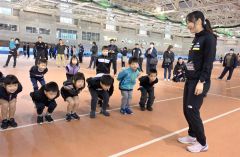 滑走のフォームについて指導する山根佳子選手(右)=金野和彦撮影