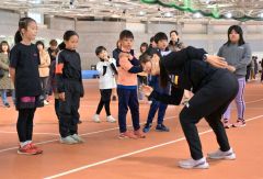 滑走のフォームについて指導する山根佳子選手(右)=金野和彦撮影