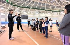 滑走時のフォームについて指導する山根佳子選手(左手前)と野々村太陽選手(後方)=金野和彦撮影