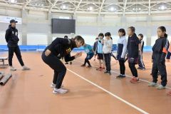 滑走のフォームについて指導する山根佳子選手(左手前)。左後方は野々村太陽選手(金野和彦撮影)