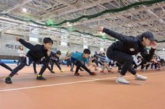 野々村太陽選手(右手前)から滑走のフォームを学ぶ子どもたち(金野和彦撮影)