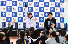 ざっくばらんに子どもたちとトークを楽しむ高木美帆選手(左)と清水宏保さん(金野和彦撮影)