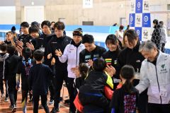 イベントの最後に、子どもたちとハイタッチを交わす選手ら(金野和彦撮影)