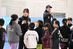 スケートについて子どもたちにアドバイスをする山根佳子選手(左)と野々村太陽選手(金野和彦撮影)