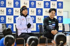 ざっくばらんに子どもたちとトークを楽しむ高木美帆選手(左)と清水宏保さん(金野和彦撮影)