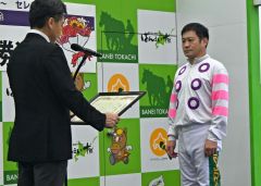 ばんえい競馬史上、最速で通算３５００勝を達成した鈴木騎手（右）