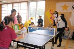 多くの参加者で盛り上がるナウマンぞうり卓球大会（２０１８年）
